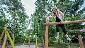 A playground with wooden climbing structures and swings. - Charming Haystack Stay (Dwingeloo)