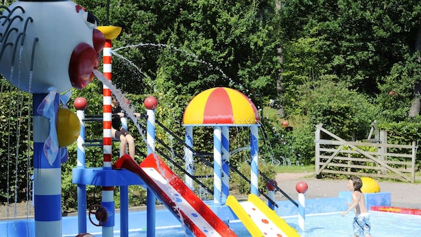 A water park with slides and water features. - Charming Haystack Stay (Dwingeloo)