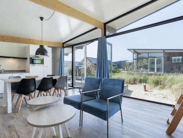 Dining - Comfortable Lodge With Dishwasher, in Bloemendaal (Overveen)