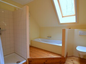 Ferienhaus | Badezimmer | Badewanne, Handtücher