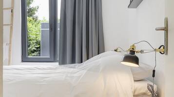 Nhà | 2 phòng ngủ, trang bị nội thất với thiết kế riêng biệt, bộ trải giường