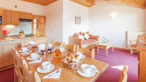 Dining - Comfortably Furnished Apartment at an Altitude of 1900 m (Les Belleville)