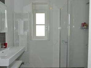Bathroom - Cozy House With two Bathrooms in Beautiful Giethoorn (Giethoorn)