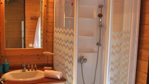 Cottage | Bathroom | Shower - Vibrant Cottage With Covered Terrace, Near Swimming Paradise (Gramat)