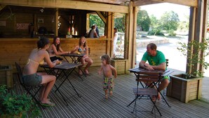 Outdoor dining - Vibrant Cottage With Covered Terrace, Near Swimming Paradise (Gramat)