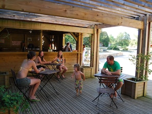 Outdoor dining - Vibrant Cottage With Covered Terrace, Near Swimming Paradise (Gramat)