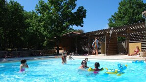 Outdoor pool - Vibrant Cottage With Covered Terrace, Near Swimming Paradise (Gramat)