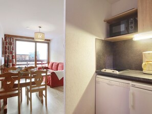 Private kitchen - Apartment With a Balcony or Terrace Near the ski Slopes (Les Belleville)