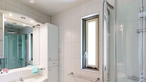 Villa | Bathroom - Comfortable Villa With a Dishwasher, at the Veerse Meer (Kortgene)