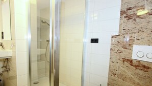 Bathtub - Lovely Holiday Home in Zell am Ziller With Terrace (Zell am Ziller)