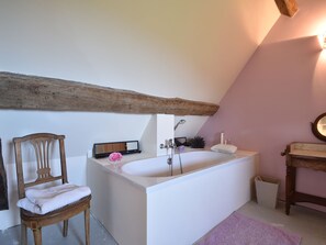 Rumah | Kamar mandi | Bathtub dan handuk