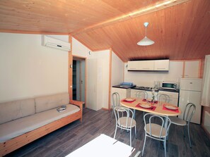 Dining - Comfortable Chalet With a Porch Near the Atlantic Coast (Saint-Denis-d'Oleron)