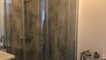 Deluxe Apartment, Private Bathroom, Partial Sea View | Bathroom