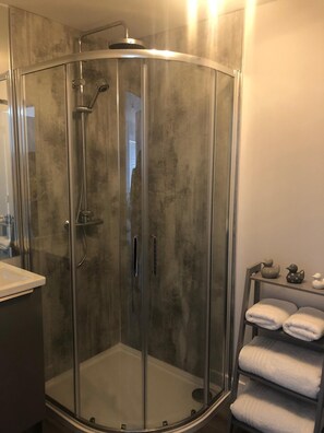 Appartement Deluxe, salle de bains privée, vue partielle sur la mer | Salle de bain