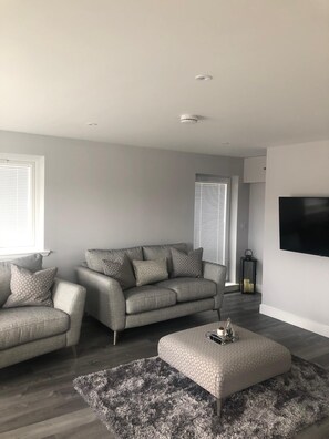 Deluxe-Apartment, eigenes Bad, eingeschränkter Meerblick | Lounge