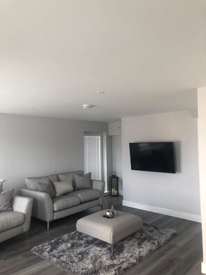 Appartamento Deluxe, bagno privato, vista mare parziale | Lounge