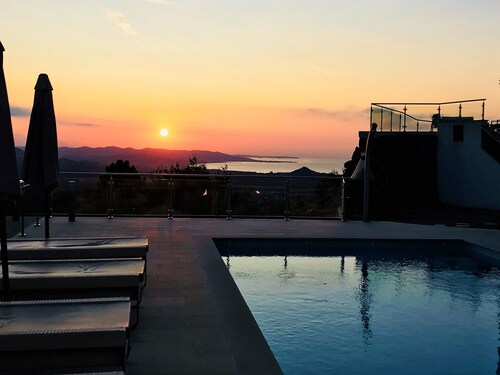 Uxurious Villa in Fréjus With Heated Pool & Panoramic View