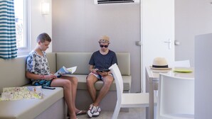 Chalet | Living room - Luxury Chalet With air con in the Living, Close to the Beach (Vendres)