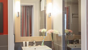 Apartment | Bathroom - Colmar: Contemporary Apartment, 800 m From the Centre (Colmar)