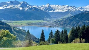A mountainous landscape with a lake and a town in the valley. - Apartment in Kleinarl Near Ski Lift (Kleinarl)