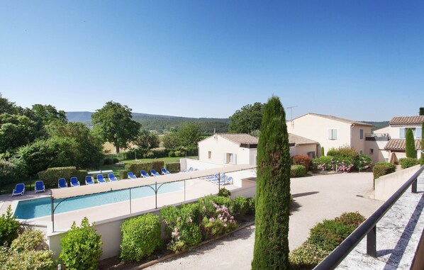 Outdoor pool - Apartment in Bonnieux Near Lavender Fields (Bonnieux)