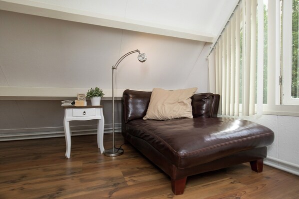 Living area - Cozy Holiday Home in Noordwijkerhout near Lake (Noordwijkerhout)