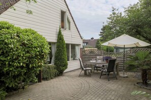 House | Balcony - Cozy Holiday Home in Noordwijkerhout near Lake (Noordwijkerhout)