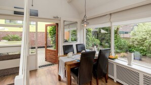 Dining - Cozy Holiday Home in Noordwijkerhout near Lake (Noordwijkerhout)