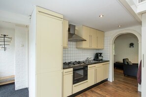 House | Private kitchen - Cozy Holiday Home in Noordwijkerhout near Lake (Noordwijkerhout)