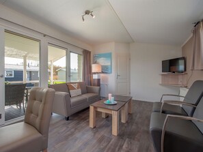 Cottage | Living room - Modern Lodge With an Electric Sloop in Giethoorn (Giethoorn)
