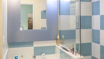 House | Bathroom | Bathtub, towels