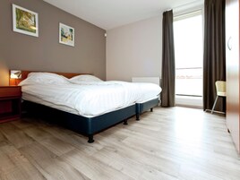 3 habitaciones, muebles diferentes y ropa de cama 