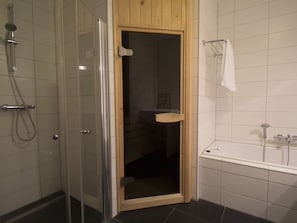 Bathtub, towels - Luxury Apartment With Sauna, Near the Beach (Midsland)