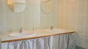 Huis | Badkamer | Een bad/douchecombinatie, handdoeken