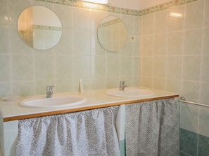 Bathroom - Lush Holiday Home in Montcabrier With Swimming Pool (Montcabrier)