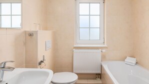 Bathroom - Traditional Holiday Home with 2 Bathrooms near River Moselle (Ediger-Eller)