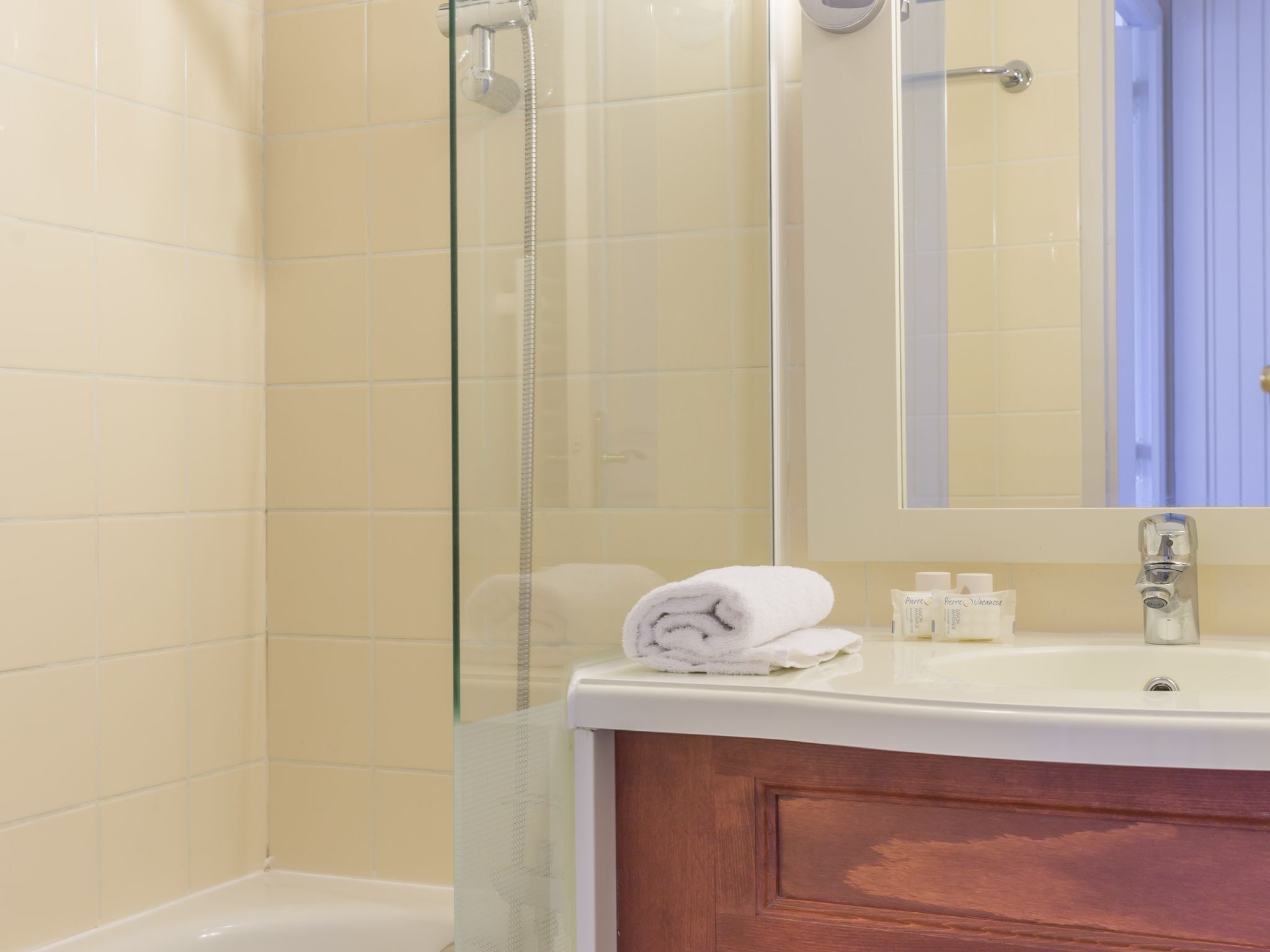 Apartemen | Kamar mandi | Bathtub dan handuk