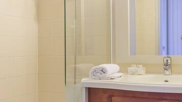 Apartemen | Kamar mandi | Bathtub dan handuk
