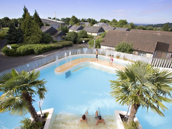 Outdoor pool - Modern Apartment Near Deauville, Honfleur and Cabourg (Danestal)
