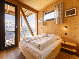 4 habitaciones, muebles diferentes y ropa de cama 