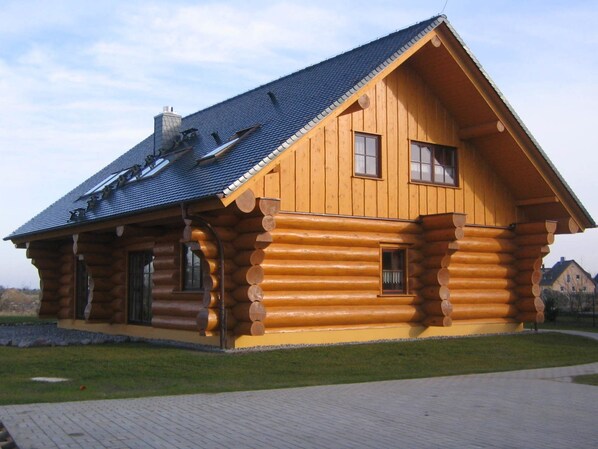 House | Exterior - Quaint Holiday Home in Kröpelin With Balcony (Boergerende-Rethwisch)