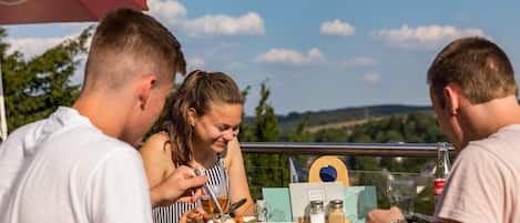 Villa | Restaurante al aire libre