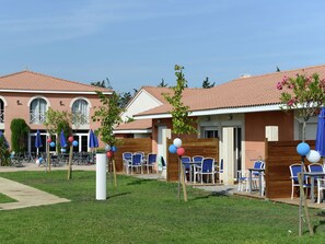 Property grounds - Family-friendly Apartment (Salleles-d'Aude)