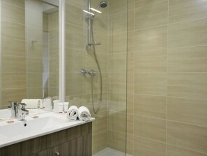 House | Bathroom - Family-friendly Apartment (Salleles-d'Aude)