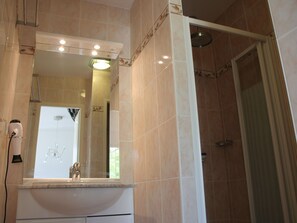 Villa | Salle de bain | Douche, serviettes fournies