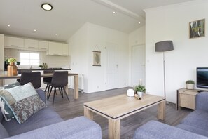 Chalet | Living room - Detached Light Chalet With Dishwasher not far From Hoorn (Berkhout)