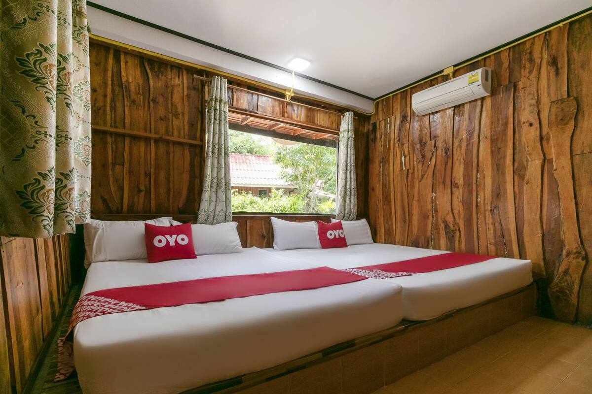 Desk, free WiFi, bed sheets