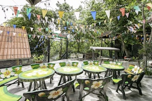 Lunch and dinner served, Thai cuisine