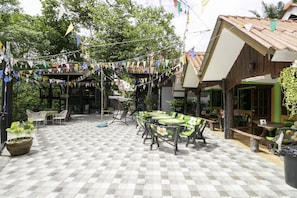 Lunch and dinner served, Thai cuisine