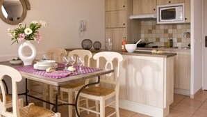 Apartment | Eigene Küche | Wasserkocher mit Kaffee-/Teezubehör, Kühlschrank, Mikrowelle